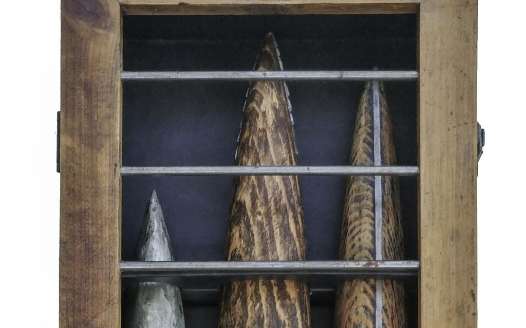 gewalt macht lust
(3 faschistische Objekte
im Transportkäfig)
| Holz, Stahl, Neusilber,
Wachs, Kunstleder
102 x 35 x 12 cm, 1982